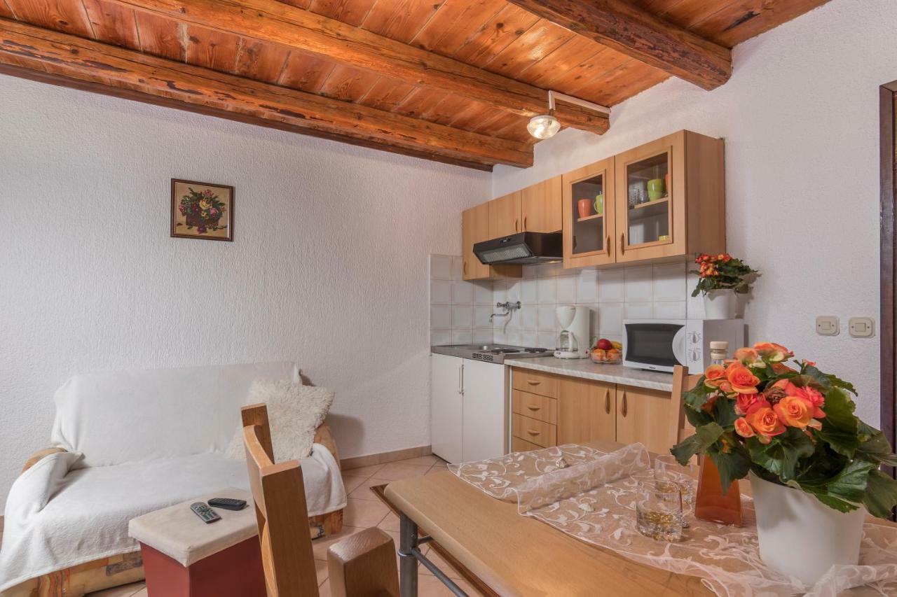 Apartmani Zikovic Πόρετς Εξωτερικό φωτογραφία